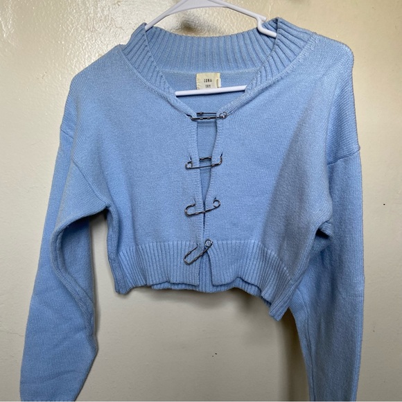 Light blue sweater with silver pins - Picture 3 of 5